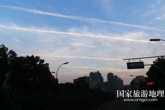 杭州天空惊现奇异云层壮观景象