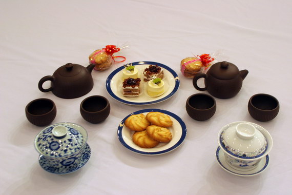 紫砂壶、盖碗茶和餐后甜点。