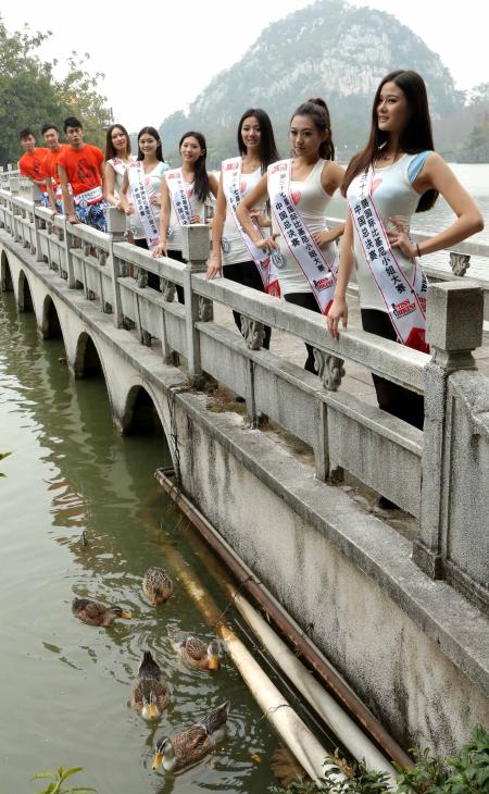       1月10日，参加第37届国际比基尼小姐大赛中国总决赛的的部分佳丽来到广东肇庆七星岩风景区拍摄外景照片。