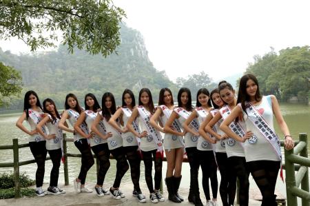       1月10日，参加第37届国际比基尼小姐大赛中国总决赛的的部分佳丽来到广东肇庆七星岩风景区拍摄外景照片。