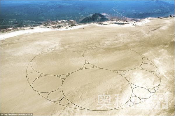 美国出现“沙漠怪圈”