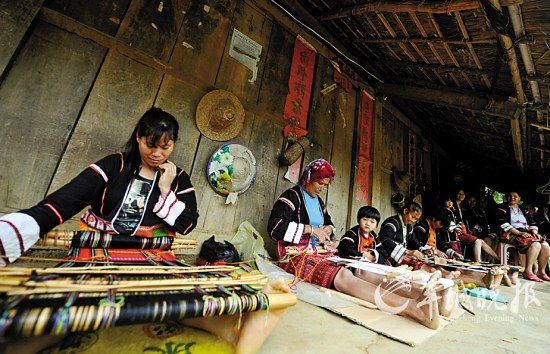 海南的黎族妇女正在编织黎锦。(新华社供图)