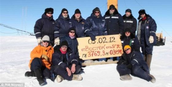 俄罗斯探险队2012年成功钻探到沃斯托克湖后合影留念。