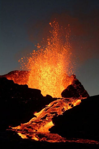 与岩浆火焰共舞 爬上世界恐怖火山练练胆