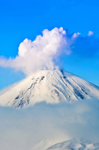 与岩浆火焰共舞 爬上世界恐怖火山练练胆