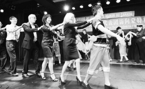 在蒙特利尔，外国朋友和海南省代表团成员一起跳起了黎族舞蹈。 海南日报特派记者 王军 摄