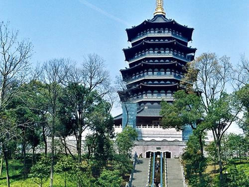 遛蛇哥养蟒19年 看与蛇有关的旅游地(图)