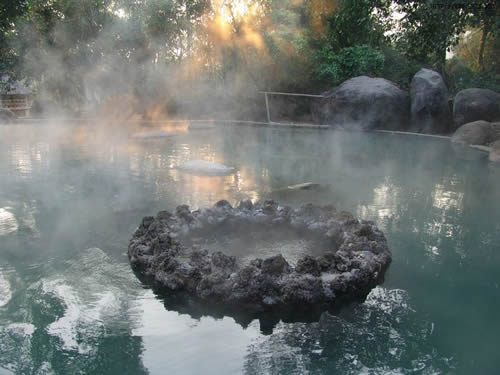 德宗温泉，因为莲花生大师所开光，成为西藏的四大圣泉之一。在吉晨良日呈现白色、黄色或红色，不同颜色的水对人体有特殊的疗效。