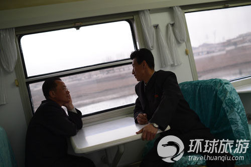 两位正在休息的列车工作人员。摄于2012年4月8日。