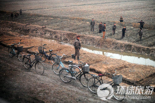 平壤至平安北道的铁路线上，一名正在站岗的女兵。摄于2012年4月8日。