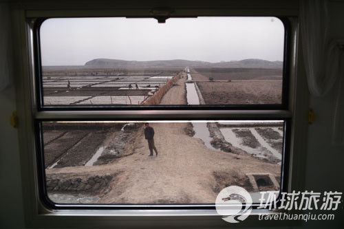 窗外的纯朴的朝鲜人。摄于2012年4月8日。
