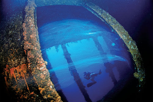 楚克岛的沉船成就了潜水探险天堂的美誉