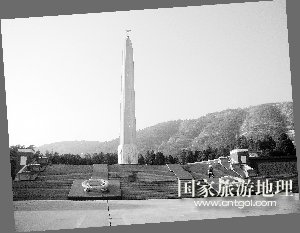 兰州市烈士陵园纪念碑，上书“人民英雄永垂不朽”。