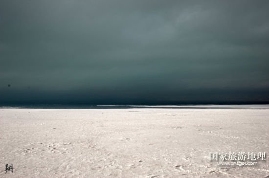 白色的盐湖与灰暗的天空