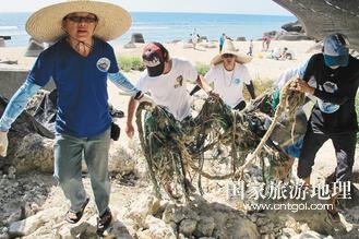 守护小琉球台湾年轻人自发下海清理垃圾