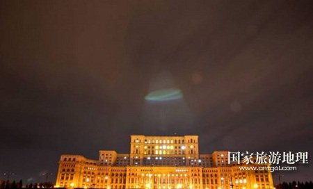 照片中，罗马尼亚议会大楼上空出现神秘光圈。有人认为这是UFO。