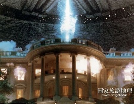 照片酷似美国大片《独立日》中的场景。影片中，外星人的飞船出现在白宫上空，并将其炸毁。