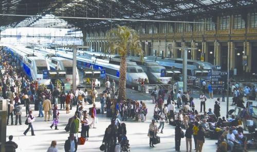 巴黎人流行“火车站办公”
