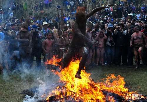 祭火崇拜 原始彝族阿细人的赤裸狂欢