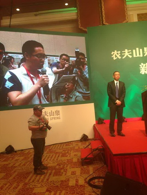 农夫山泉发布会直播:现场一时混乱