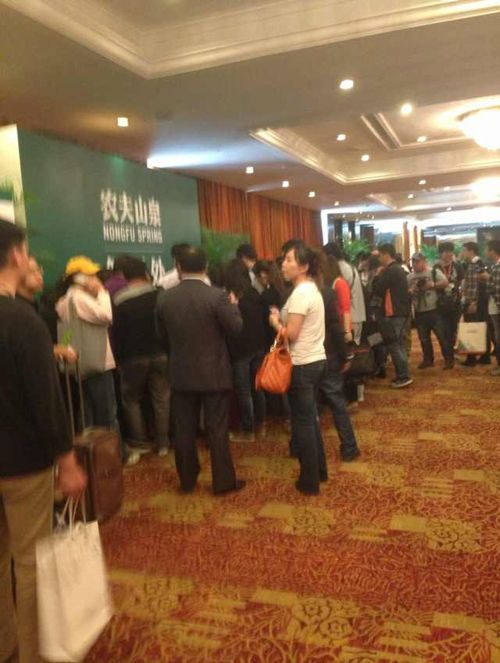 农夫山泉发布会直播:现场一时混乱