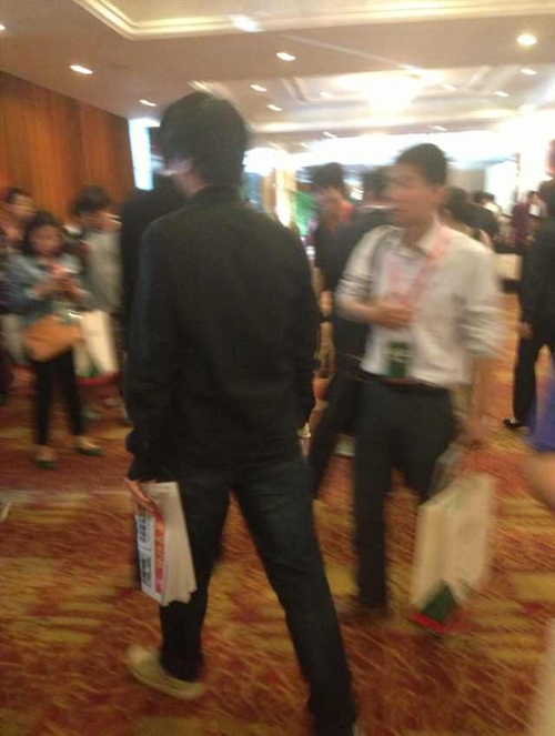 农夫山泉发布会直播:现场一时混乱