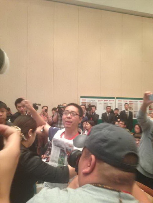 农夫山泉发布会直播:现场一时混乱