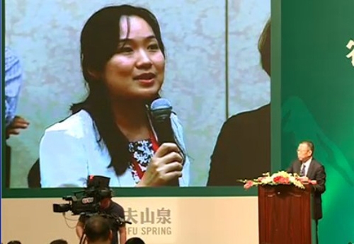 农夫山泉发布会直播:现场一时混乱