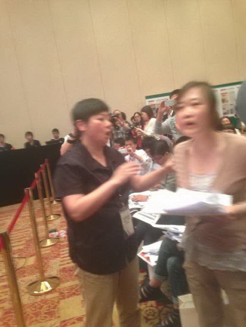 农夫山泉发布会直播:现场一时混乱