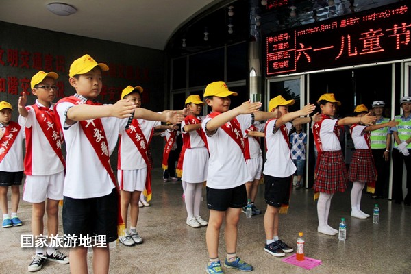 　　6月1日，婺源县公安局交警大队的民警带领孩子学习练习交通安全手势操。