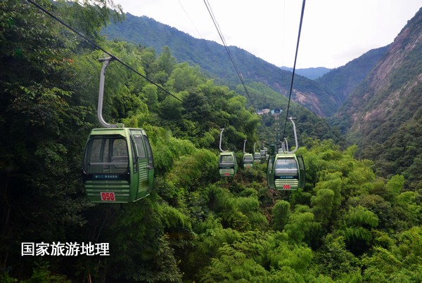 婺源县大鄣山卧龙谷景区索道正式对外运营，这是拍摄到的索道缆车穿梭在大峡谷崇山峻岭中。