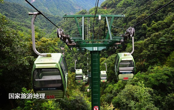 婺源县大鄣山卧龙谷景区索道正式对外运营，这是拍摄到的索道缆车穿梭在大峡谷崇山峻岭中。
