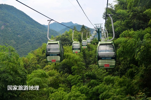 婺源县大鄣山卧龙谷景区索道正式对外运营，这是拍摄到的索道缆车穿梭在大峡谷崇山峻岭中。