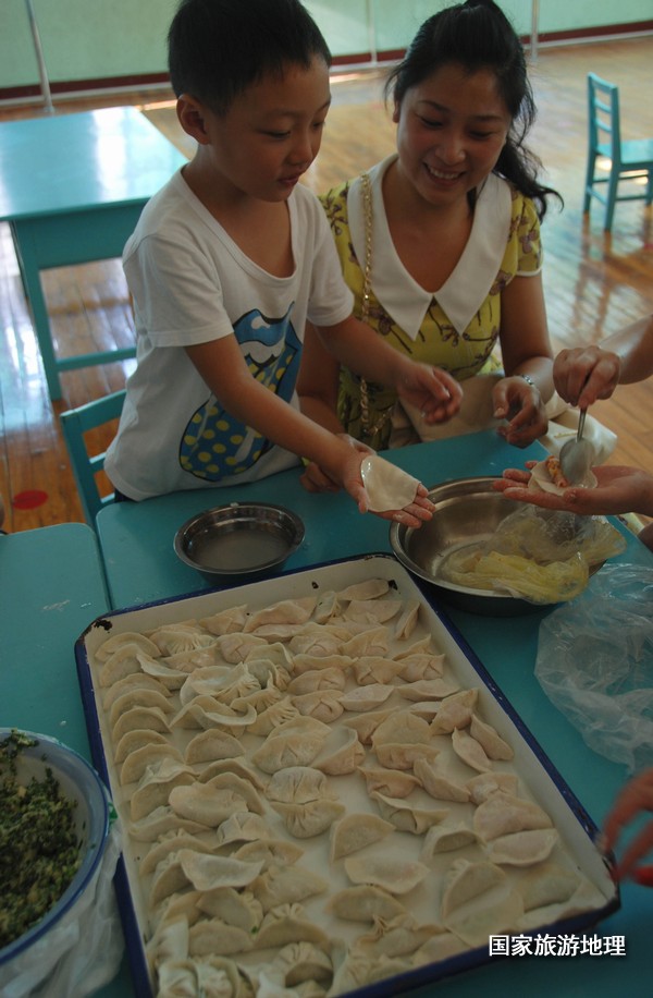 　　9月19日，三位孩子在搬运自己和亲人一起包的饺子，很是开心的样子。