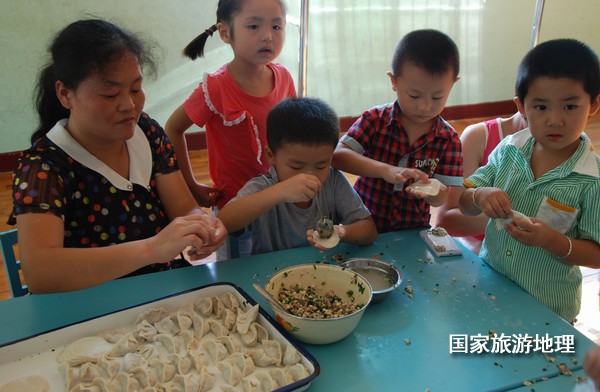 　　9月19日，三位孩子在搬运自己和亲人一起包的饺子，很是开心的样子。