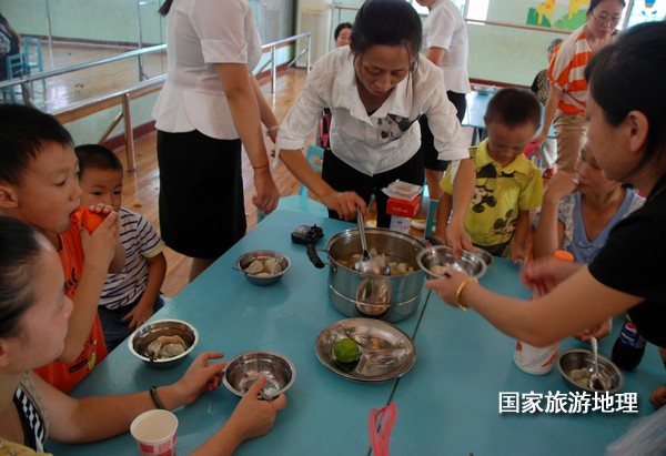 　　9月19日，三位孩子在搬运自己和亲人一起包的饺子，很是开心的样子。