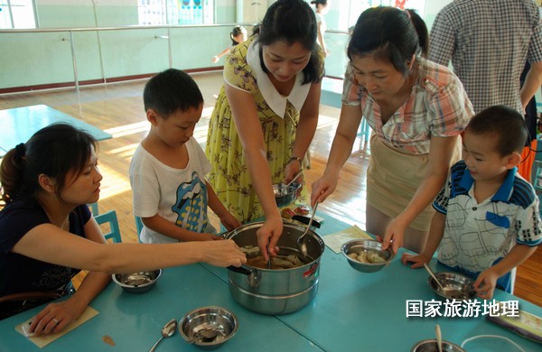 　　9月19日，三位孩子在搬运自己和亲人一起包的饺子，很是开心的样子。