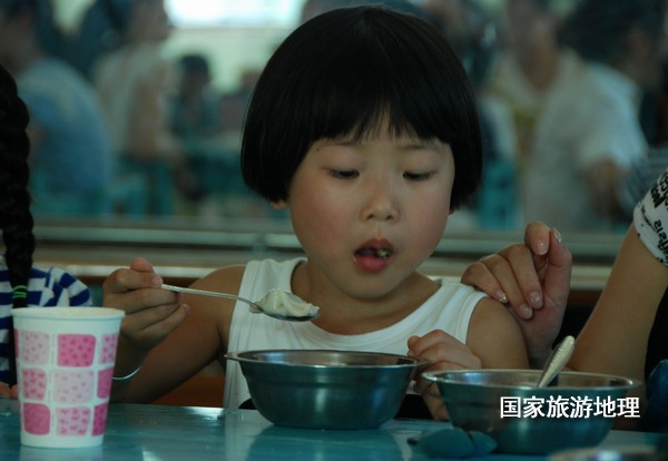 　　9月19日，一位孩子在品尝着自己包的饺子，吃得津津有味。