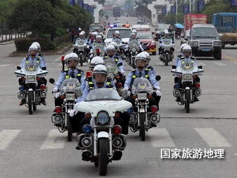 江西婺源：摩托骑警服务“最美乡村”（