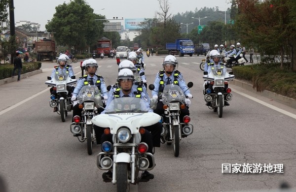 江西婺源：摩托骑警服务“最美乡村”（