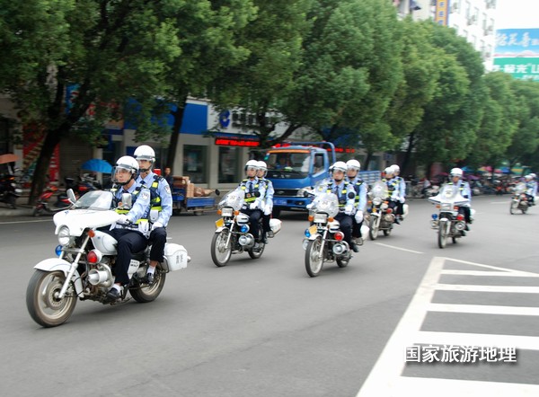 江西婺源：摩托骑警服务“最美乡村”（