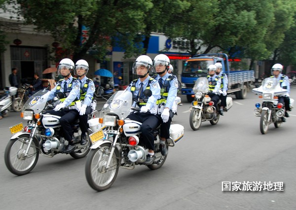 江西婺源：摩托骑警服务“最美乡村”（