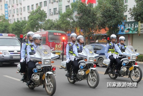 江西婺源：摩托骑警服务“最美乡村”（