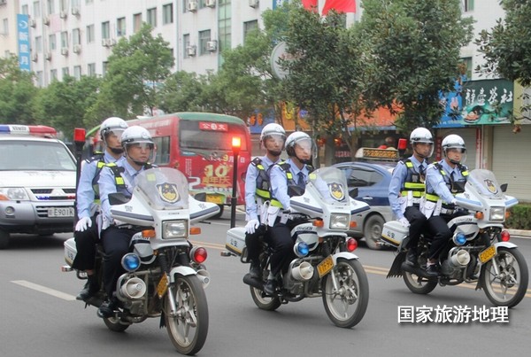 江西婺源：摩托骑警服务“最美乡村”（