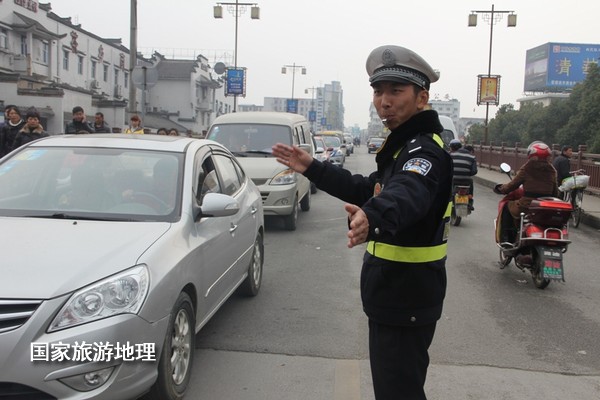 江西婺源交警春节全员上岗 做好城区疏堵保畅