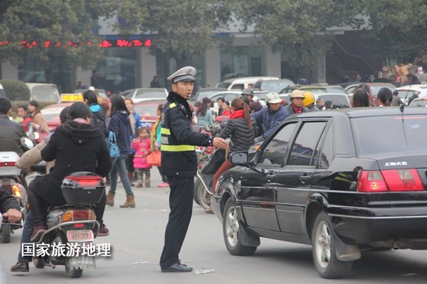 江西婺源交警春节全员上岗 做好城区疏堵保畅