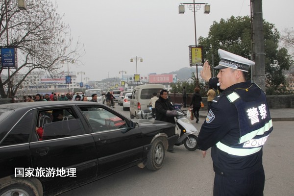 江西婺源交警春节全员上岗 做好城区疏堵保畅