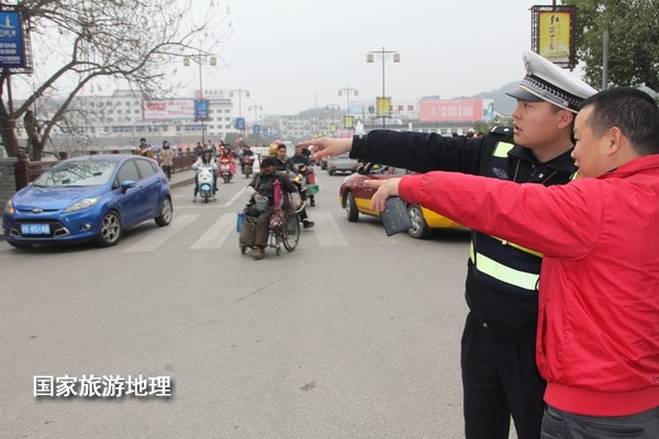 江西婺源交警春节全员上岗 做好城区疏堵保畅
