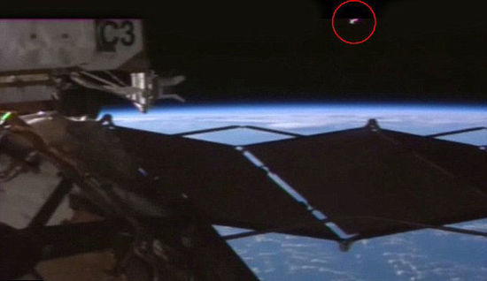 NASA视频现粉色不明飞行物 被指遭外星人监视