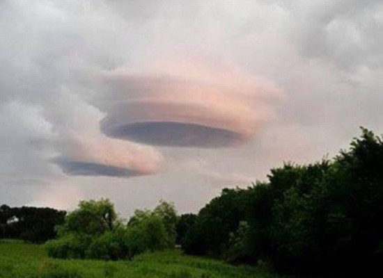 美民众拍到神秘光柱在云端摆动再掀UFO谜团(图)
